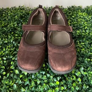 SOLD: Easy Spirit Mary Janes - Size 8